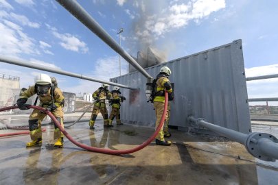 İzmir’in yeni itfaiyecileri alevlerin arasında göreve hazırlanıyor